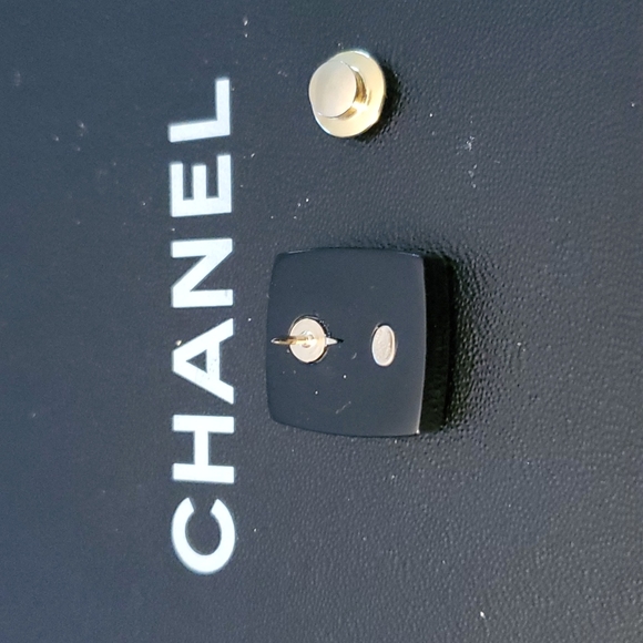 Vintage Chanel "Eye Shadow Make Up Pallette" Pin (authentic) - Picture 5 of 6